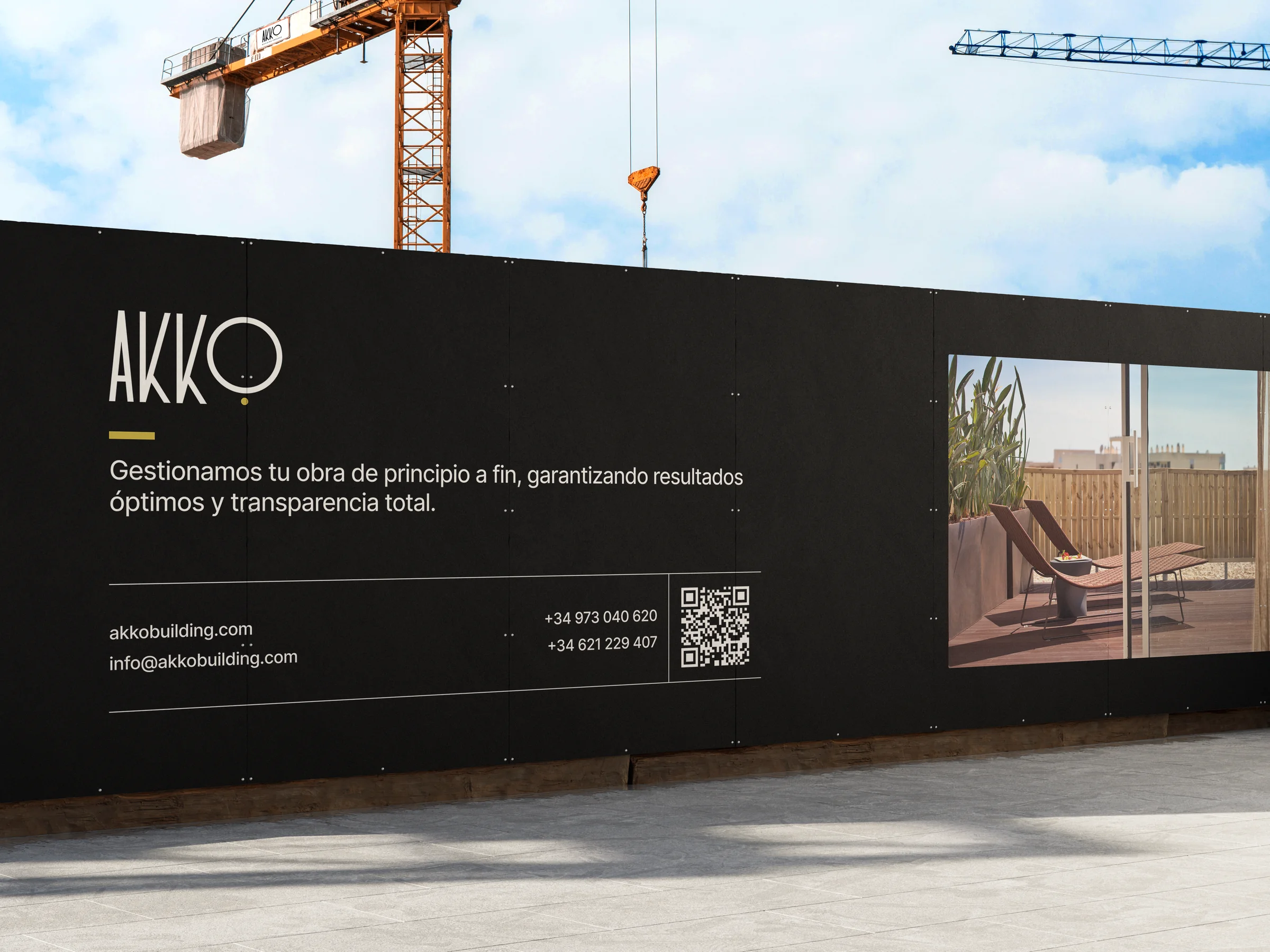 Presentación de marca AKKO Building Process en un cerramiento de obra.