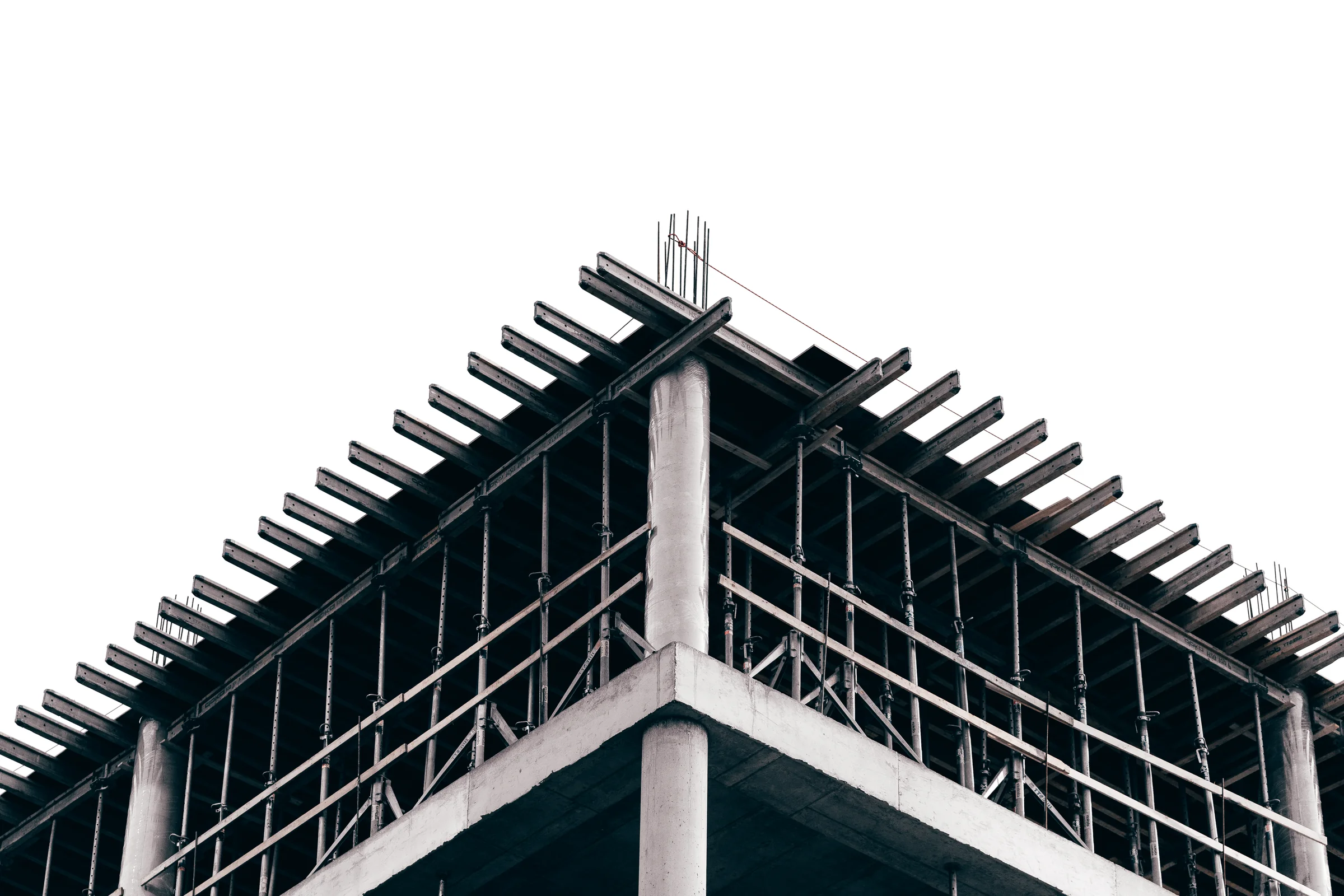 Detalle de pilares, puntales y encofrados de una estructura de hormigón.