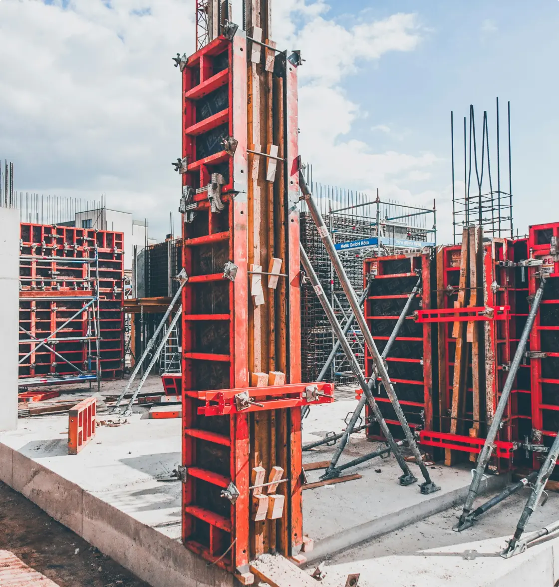 Encofrados y armaduras durante la ejecución de una estructura de hormigón.