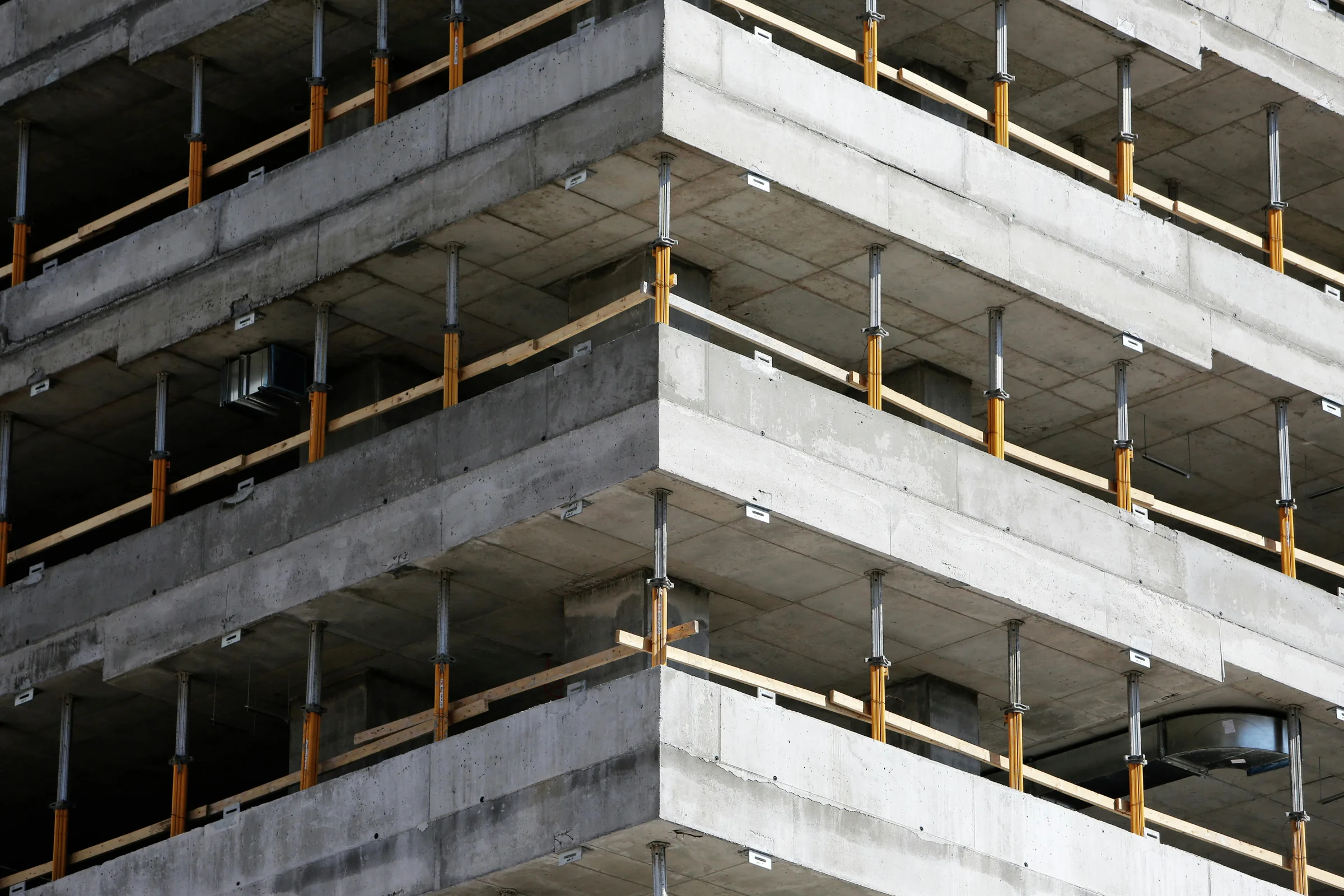 Estructura de hormigón en construcción con puntales y protecciones perimetrales.